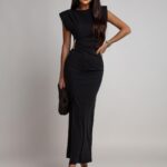 Elegancka sukienka dopasowana z biżuteryjną ozdobą maxi KASSANDRA czarna