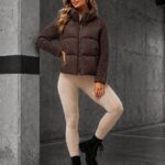 DAMSKA PIKOWANA KURTKA PUCHOWA Z DZIANINOWYMI RĘKAWAMI ZURI CZEKOLADA