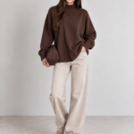 SWETER DAMSKI HARMONY Z OZDOBNYM ZAKŁADANYM PRZODEM CZEKOLADOWY