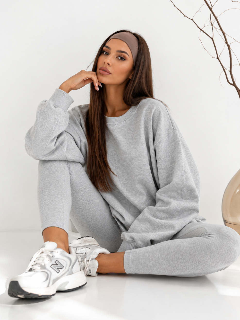 Minimalist szary look na białym tle BAWEŁNIANA BLUZA OVERSIZE LONG SZARA PRODUKT POLSKI - obrazek 1