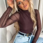 CZEKOLADOWA DOPASOWANA BLUZKA SKIN Z TRANSPARENTNYMI RĘKAWAMI PRODUKT POLSKI PREMIUM