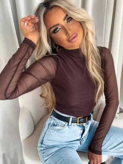 CZEKOLADOWA DOPASOWANA BLUZKA SKIN Z TRANSPARENTNYMI RĘKAWAMI PRODUKT POLSKI PREMIUM